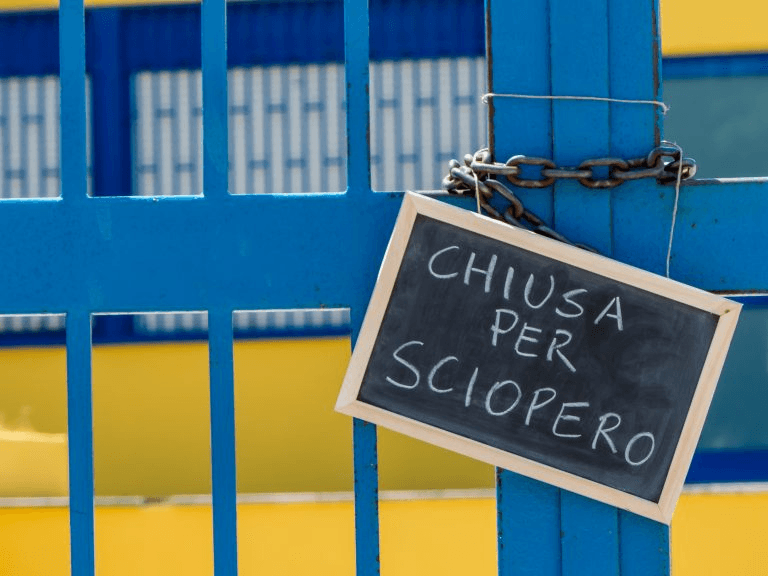 Scuola in sciopero contro i precari: un messaggio sul cancello d'ingresso avvisa della chiusura