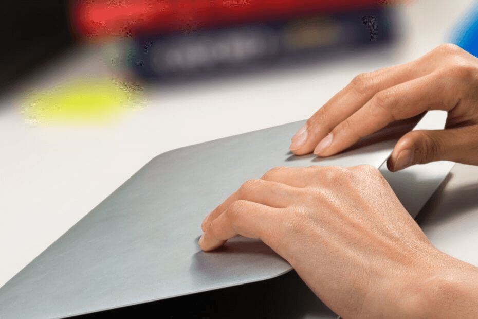 Smart working, la politica lo boccia: due mani chiudono un laptop