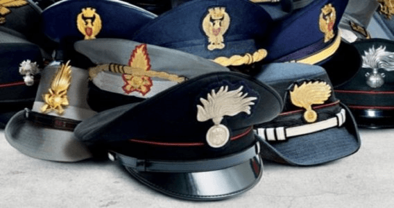 Suicidi in divisa, i berretti delle varie forze dell'ordine italiane ammassati