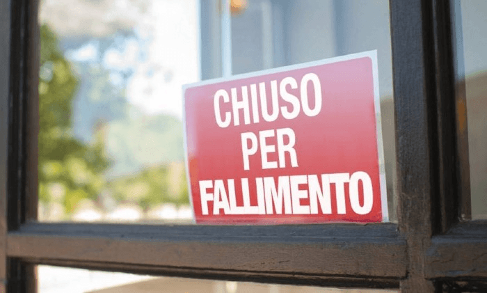 "Chiuso per fallimento": un cartello testimonia l'Italia delle crisi aziendali