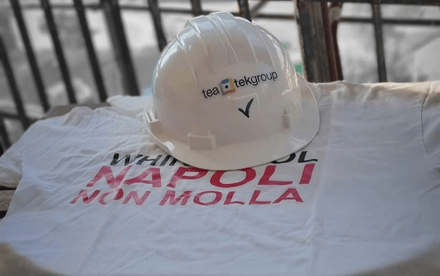 Whirlpool Napoli, un casco della Tea Tek Group su una maglietta "Whirlpool Napoli non molla"