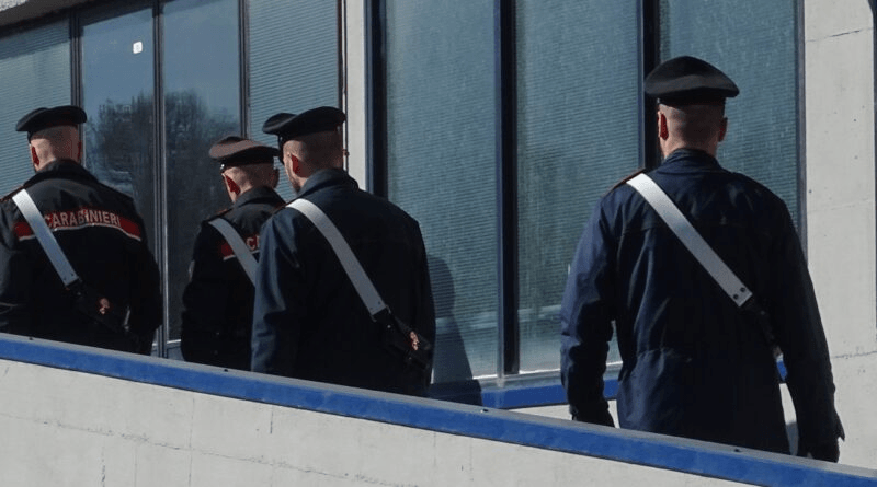 Carabinieri entrano in caserma con aria cupa