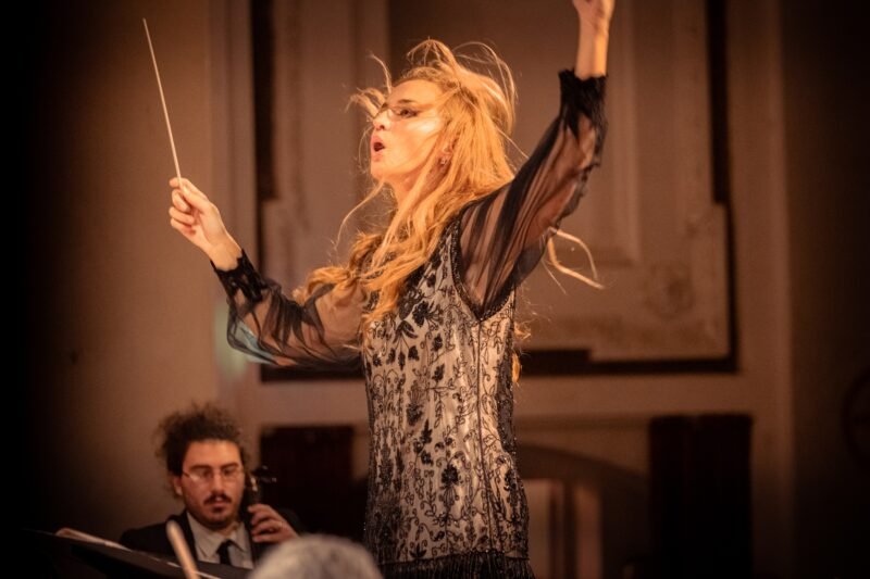 Beatrice Venezi dirige l'orchestra sinfonica di Palermo