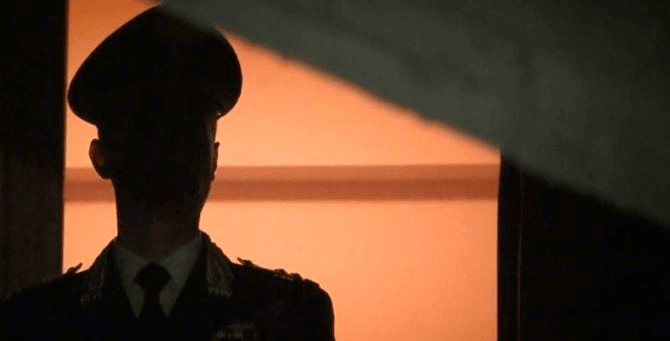 La salute mentale delle forze dell'ordine è in crisi: un carabiniere in penombra
