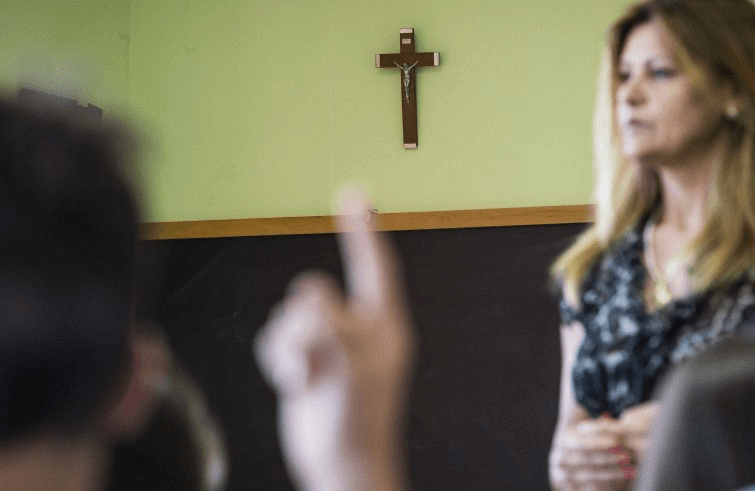 Insegnanti di religione in classe: uno zoom sul crocifisso