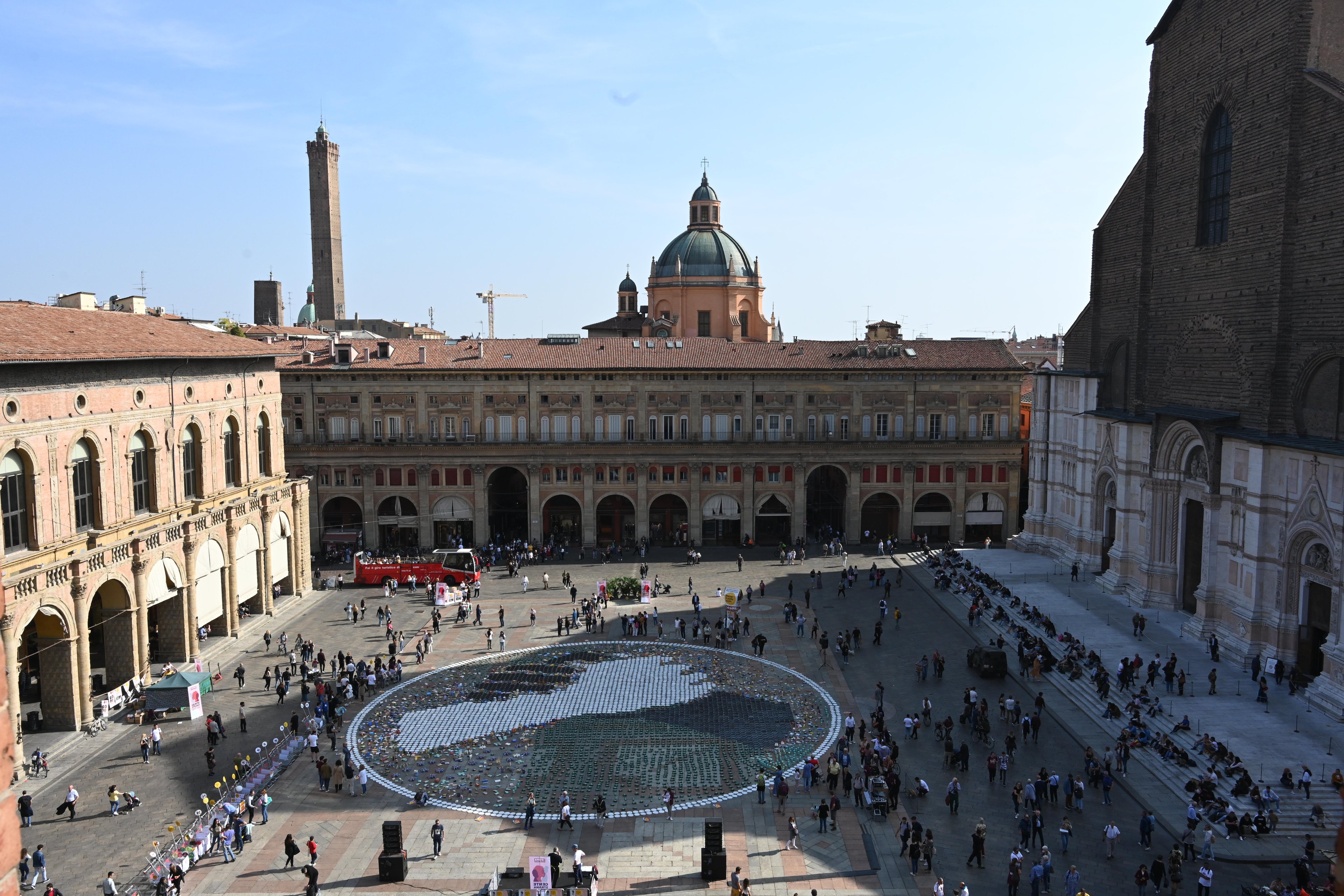 Piazza Maggiore durante l’evento “Riempi il piatto vuoto” organizzato dal CEFA in ottobre per sostenere le mense bolognesi