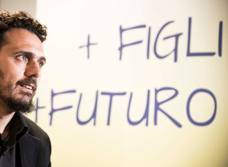 Gigi De Palo, fondatore degli Stati Generali della Natalità, con sullo sfondo la scritta "+ figli + futuro"