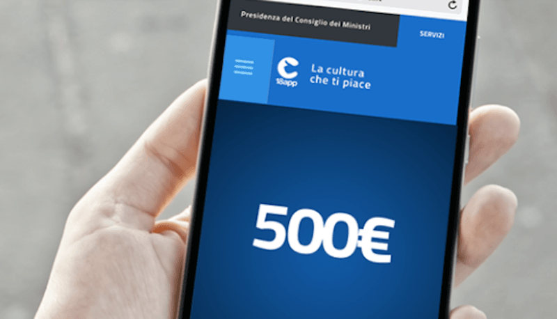 Una delle carte del bonus cultura sullo schermo di un cellulare con la cifra di 500 euro
