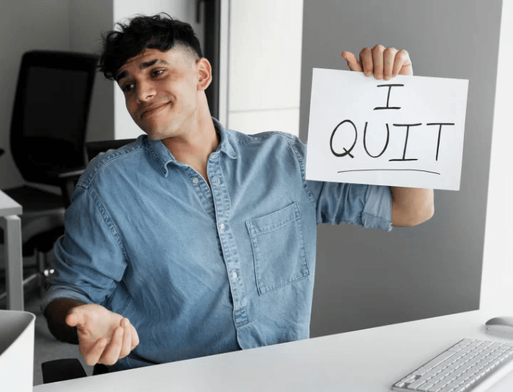 Quittok: un Gen Z con il cartello "I quit" lascia il suo lavoro in diretta social