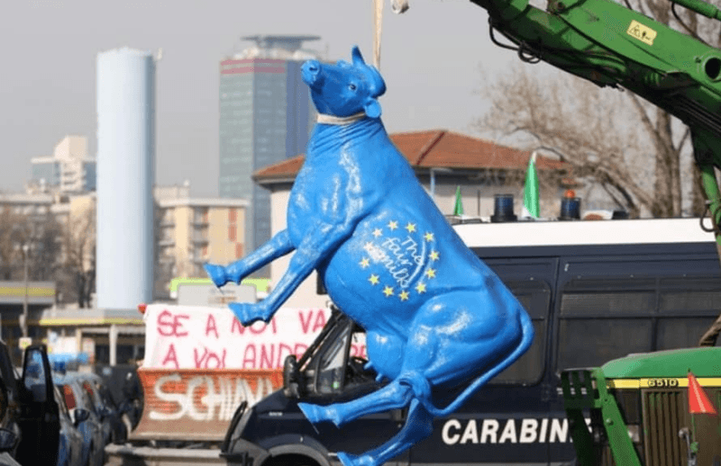 Allevatori del terremoto protestano "impiccando" una finta mucca blu che rappresenta la bandiera europea