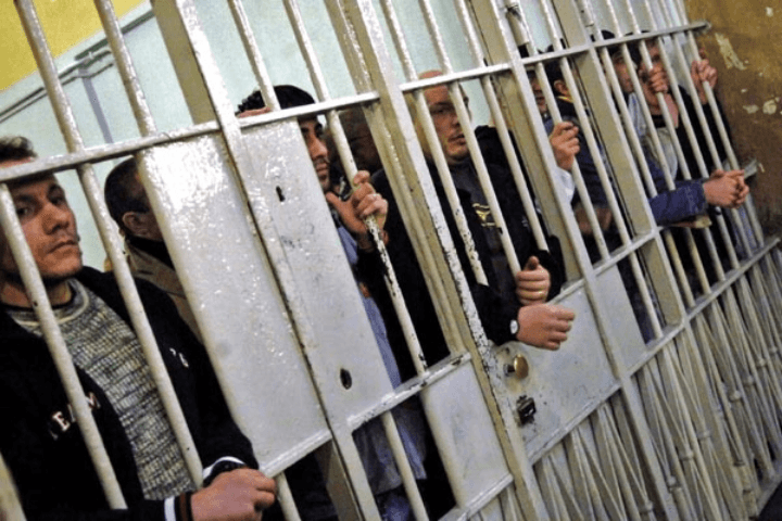 Sovraffollamento delle carceri, detenuti assembrati in una cella