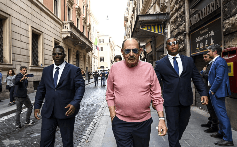 Antonio Angelucci, potenziale acquirente dell'agenzia AGI, in strada con due bodyguard