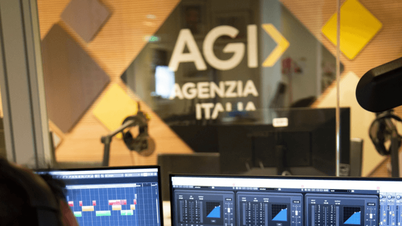 AGI, la vendita è una questione politica: un'immagine della sala regia della seconda agenzia di stampa italiana