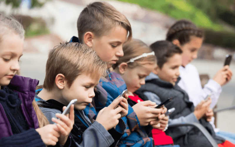 Generazione Alpha: bambini e ragazzini immersi nei loro smartphone