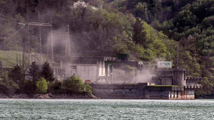 La centrale idroelettrica di Bargi, sul lago di Suviana, circondata dal fumo