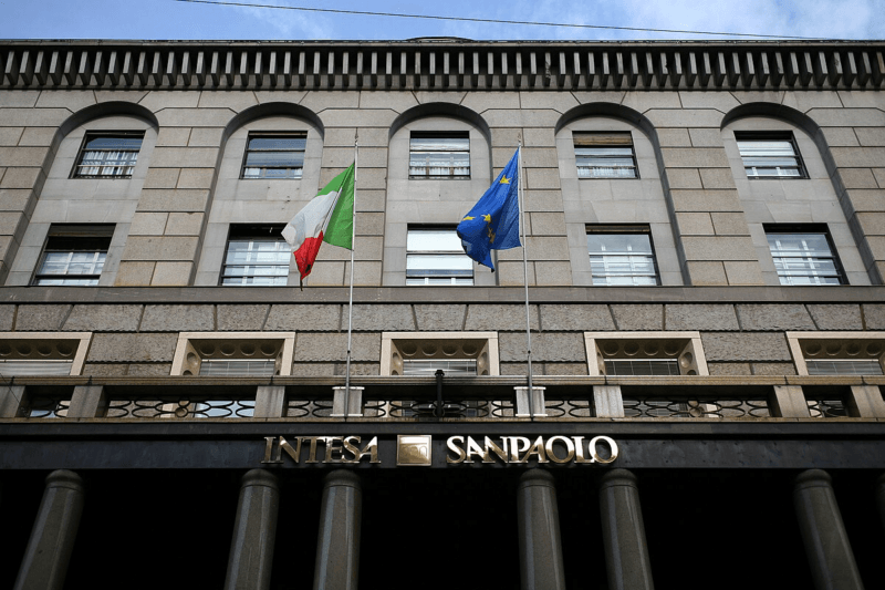 La facciata della sede di Banca Intesa, con la bandiera italiana e quella europea