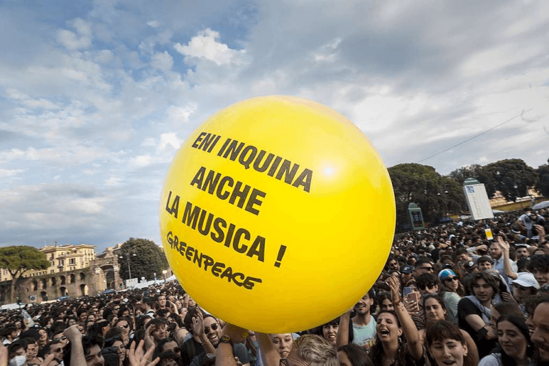 Il Concertone del Primo maggio e la protesta di Greenpeace contro gli sponsor poco etici: un palloncino giallo con su scritto "ENI inquina anche la musica"