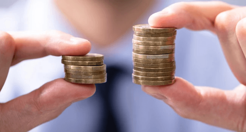 Salari tornati all'era pre covid: due pile di monete a confronto