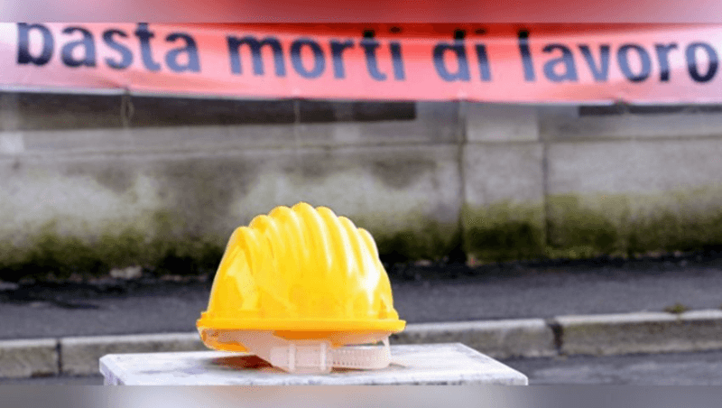 Emanuele Pisano, morto in cantiere: un caschetto con uno striscione contro le morti sul lavoro