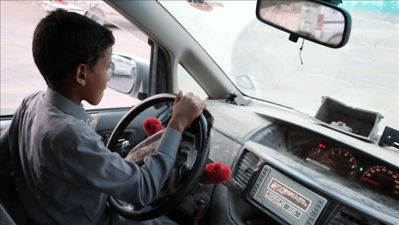 La guerra rovescia il lavoro: un bambino yemenita lavora come autista