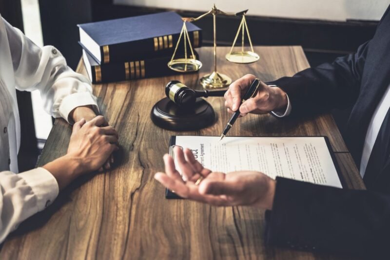 Trasparenza salariale: un recruiter e un candidato al tavolo