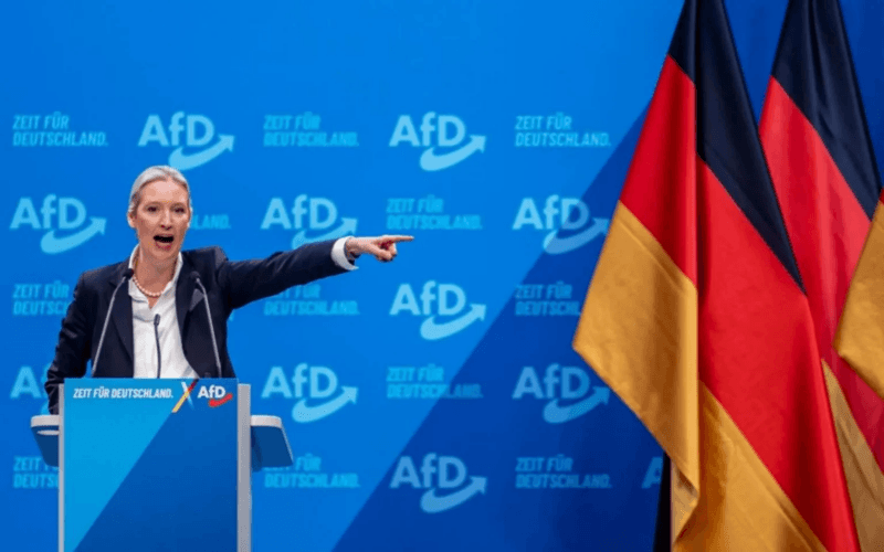 AfD: la segretaria Alice Weidel durante un comizio in Germania