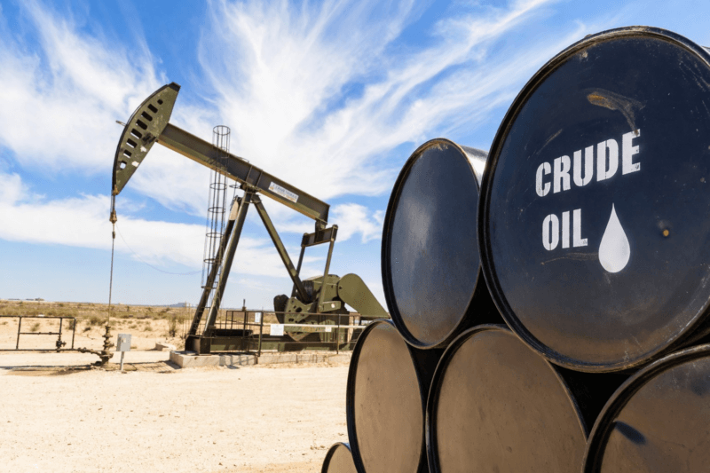 Barili di petrolio nel deserto