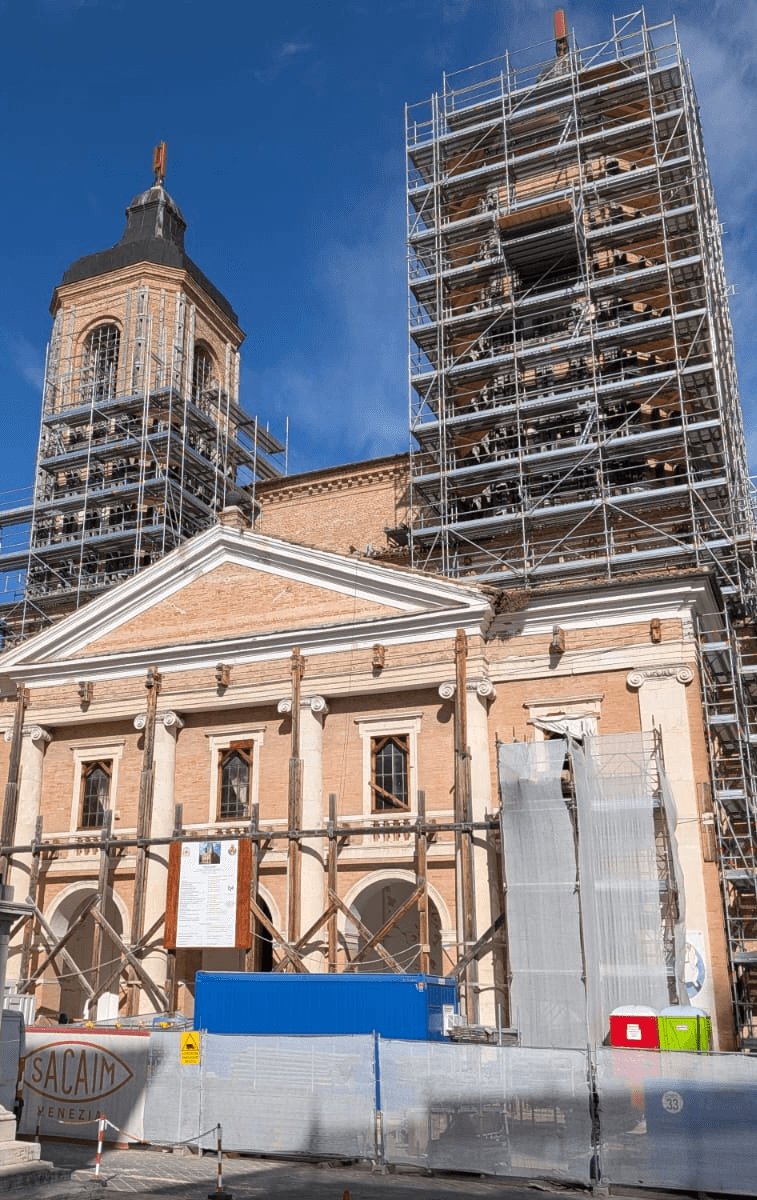 Una chiesa di Camerino con delle impalcature