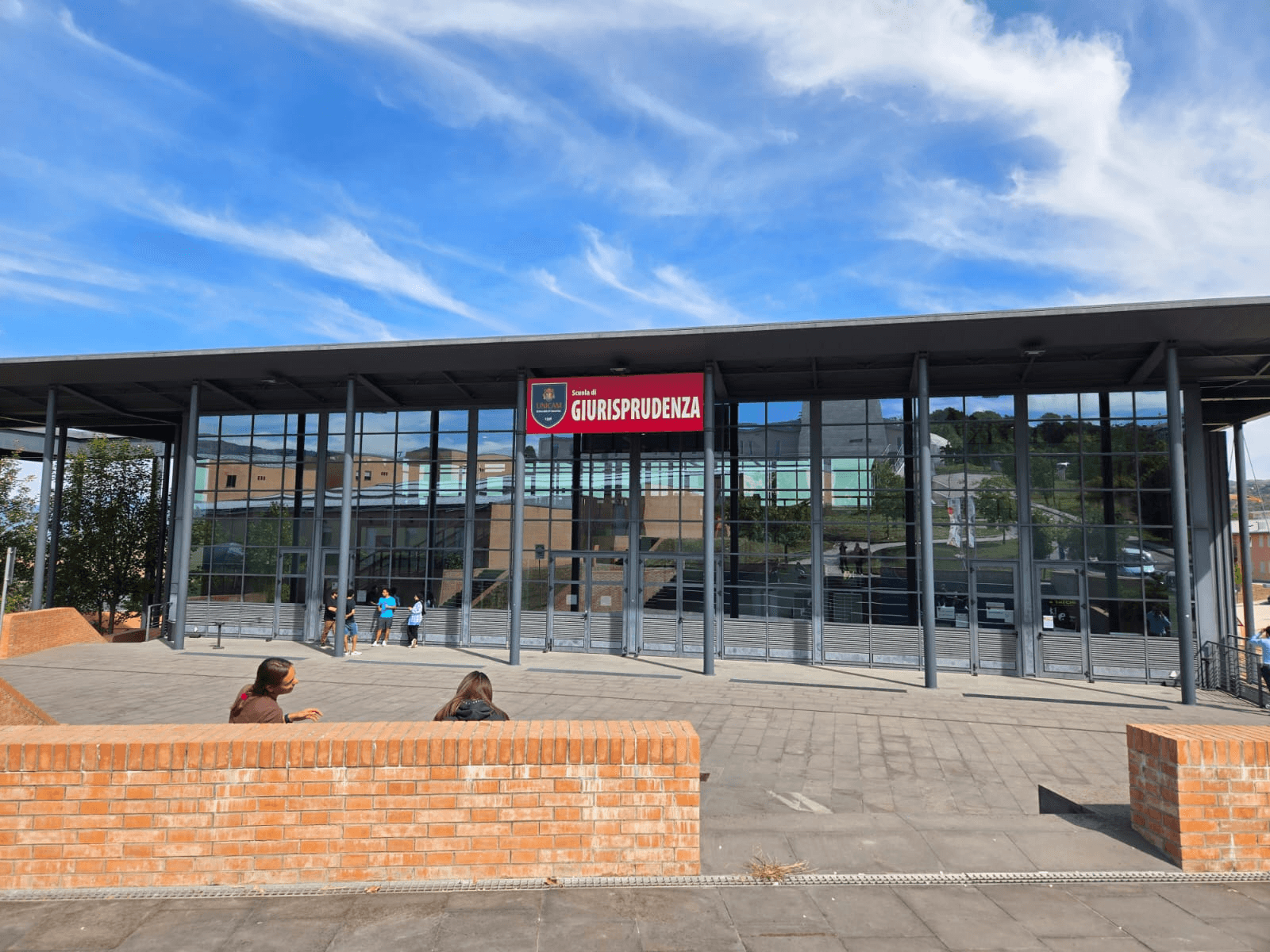 Studenti UNICAM di fronte alla facoltà di Giurisprudenza