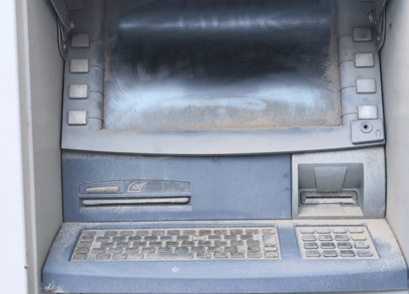 Un bancomat abbandonato nel centro di Camerino, dopo il terremoto