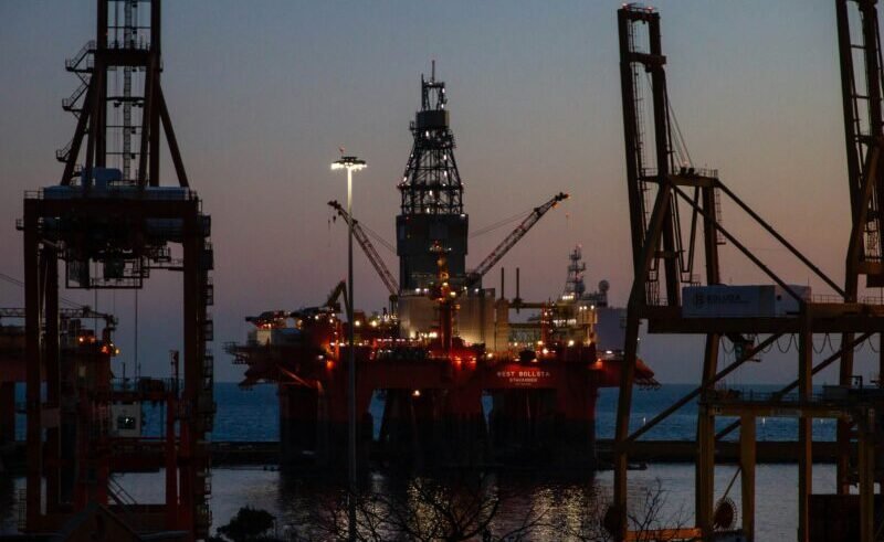 Una piattaforma offshore per l'estrazione del petrolio