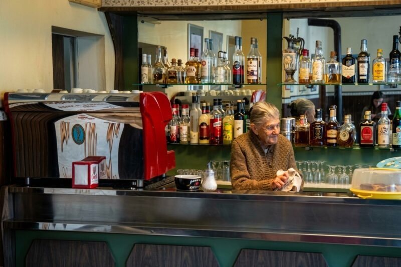 La terza età del lavoro all'opera: la barista 101enne Anna Possi dietro il bancone