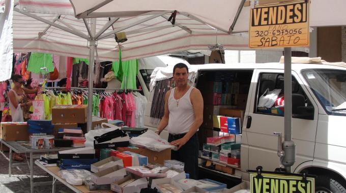 Fotografia di un gigantesco outlet, l’Italia