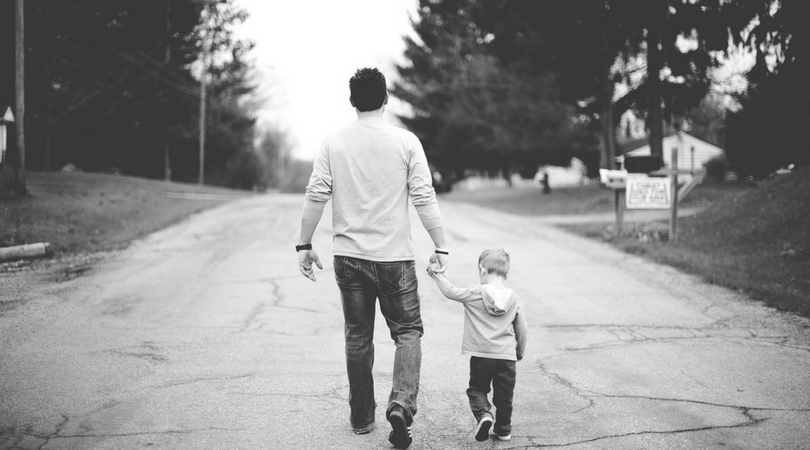 Figli che non ascoltano i padri (e cercano risposte sui social)