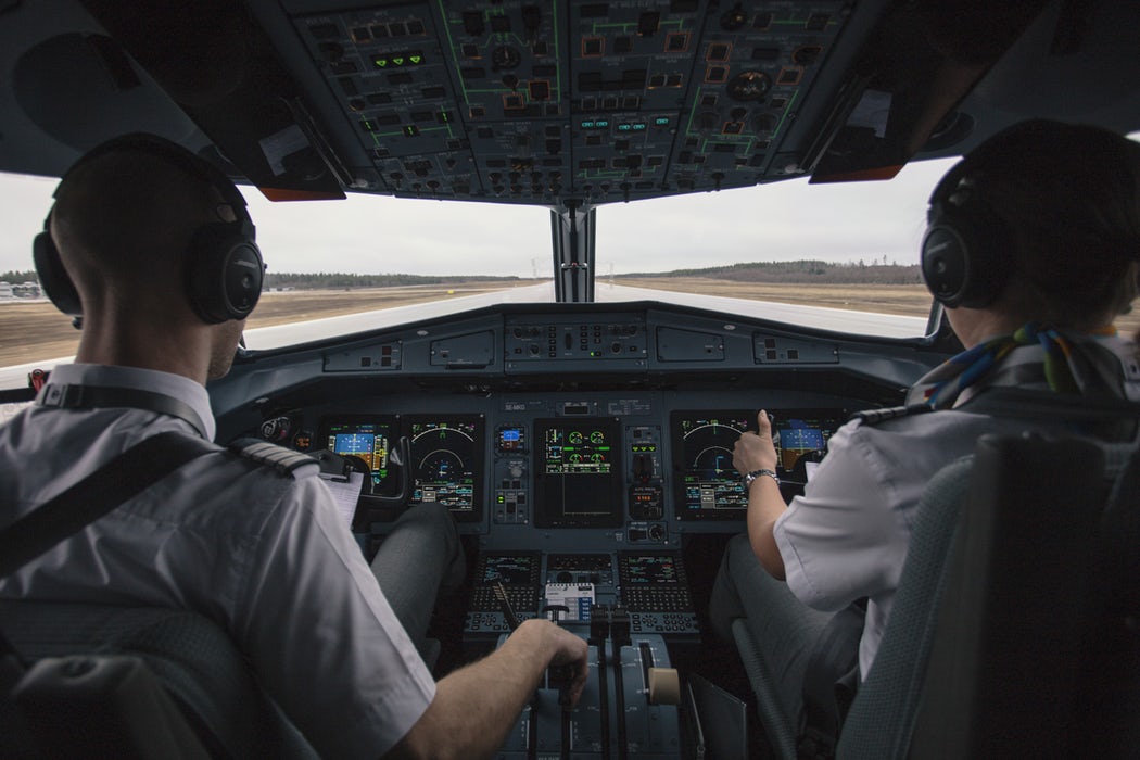 piloti in cabina al decollo