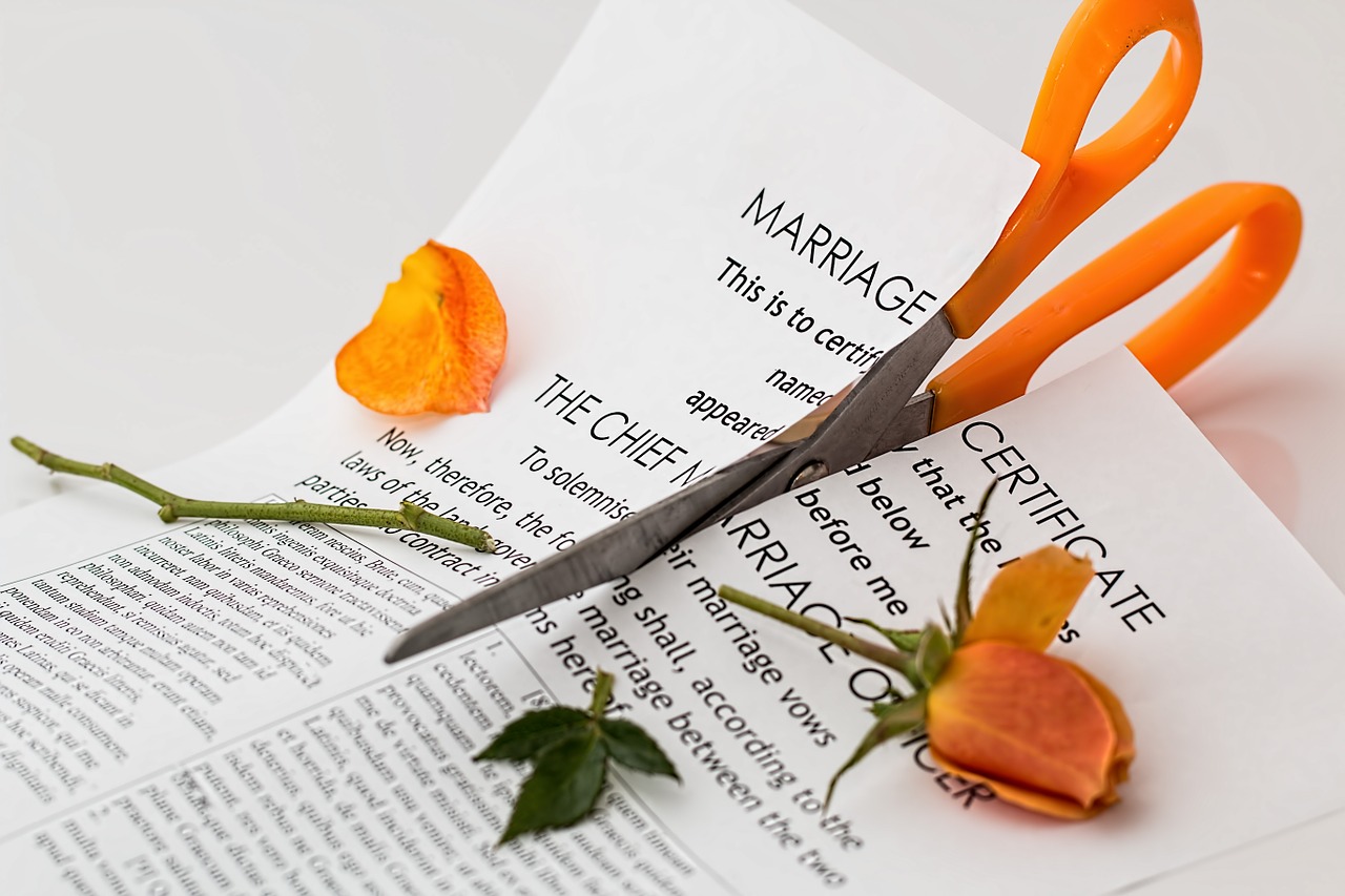separazioni: forbice taglia contratto di matrimonio