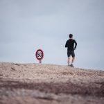 cinquant'anni: jogger e cartello con limite di velocità