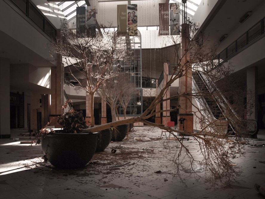 effetto e-commerce: centro commerciale abbandonato
