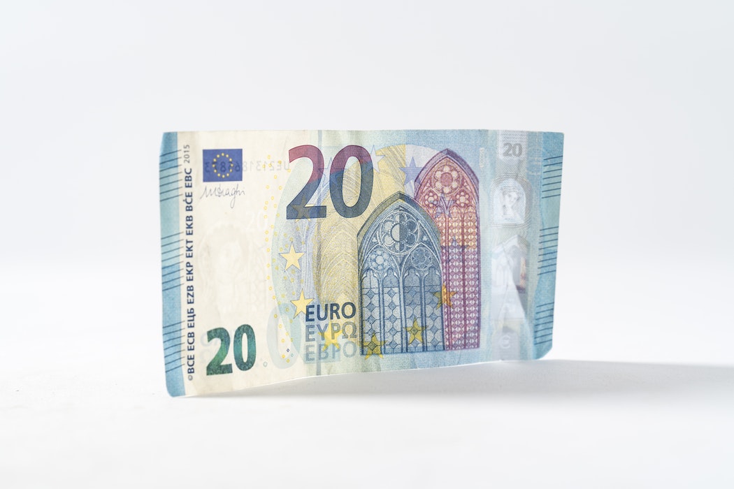 20 euro stropicciata, emblema del low salary