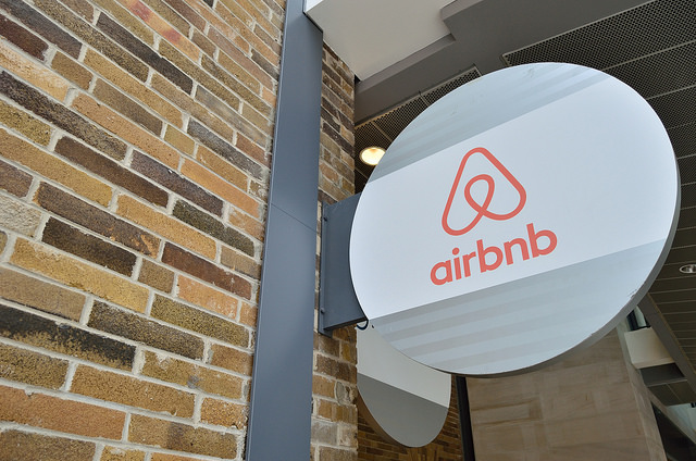 logo di Airbnb, campione della gig economy