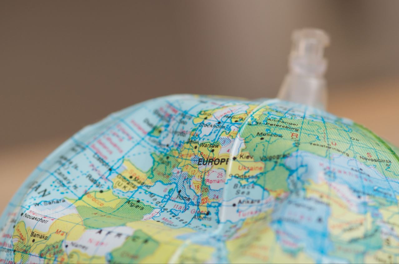 mappamondo depresso sull'Italia: il Made in Italy è a rischio con l'assottigliamento delle frontiere