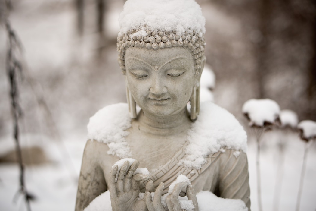 Buddha, emblema di meditazione, zen e motivazione