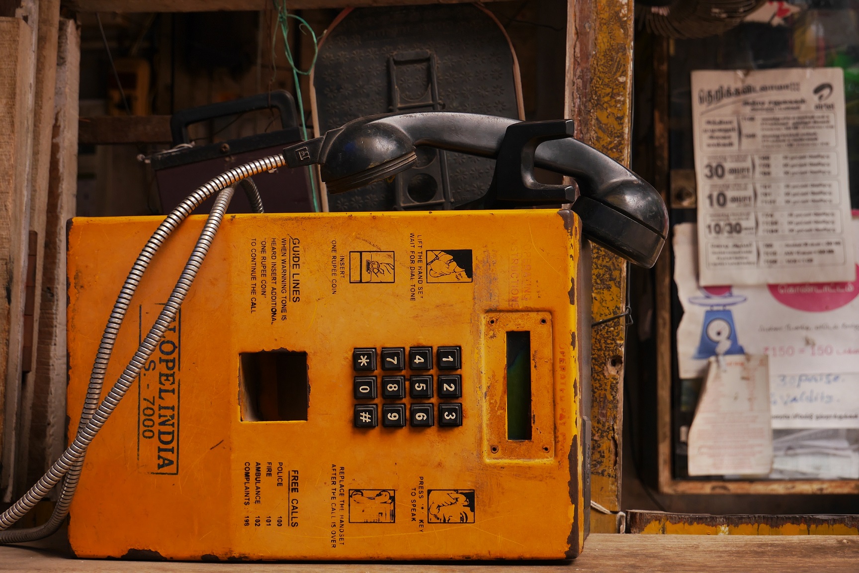 Un vecchio telefono, esempio di tecnologia obsoleta. Non è meglio il social selling?