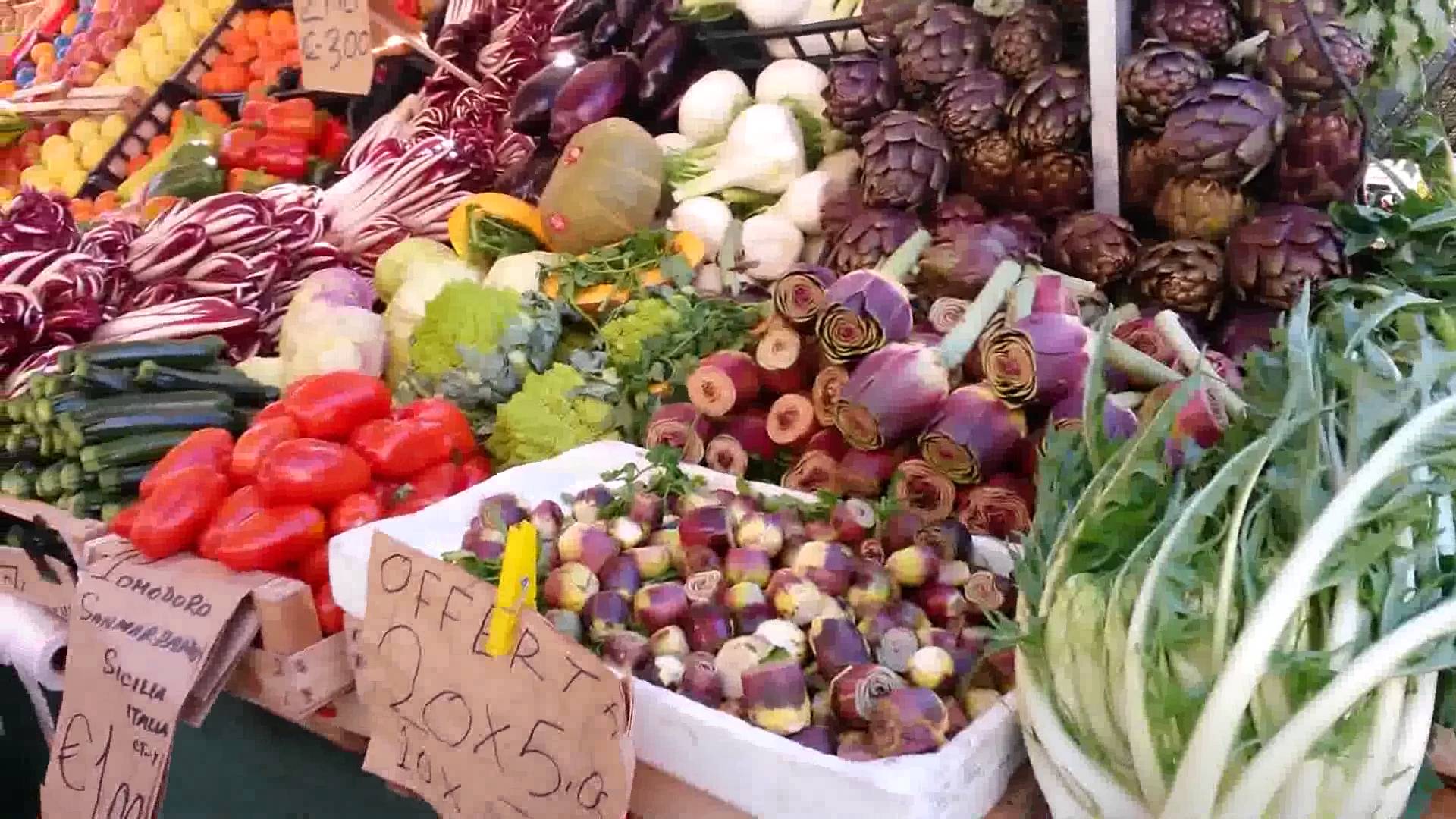 I mercati di piazza non mollano. Stranieri: croce e delizia