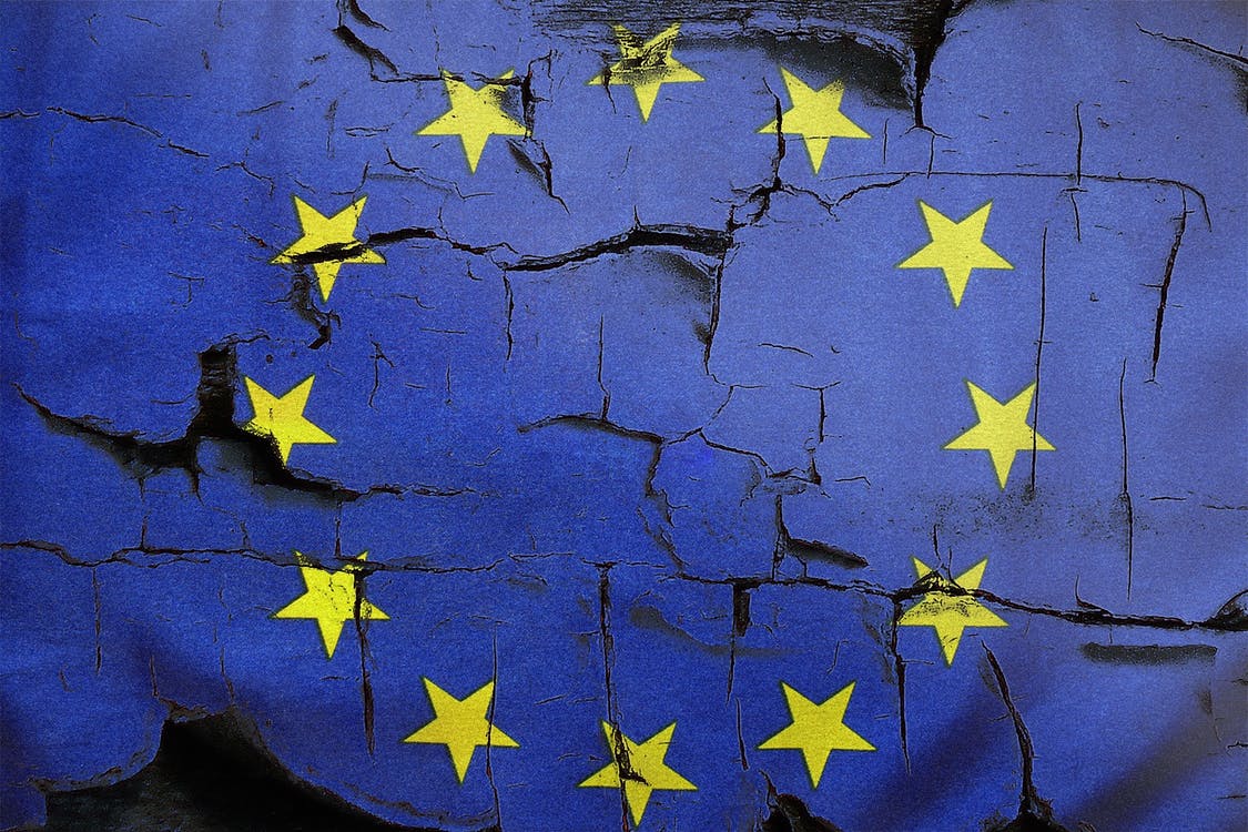 Bandiera dell'europa crepata, simbolo di uscita dall'Euro