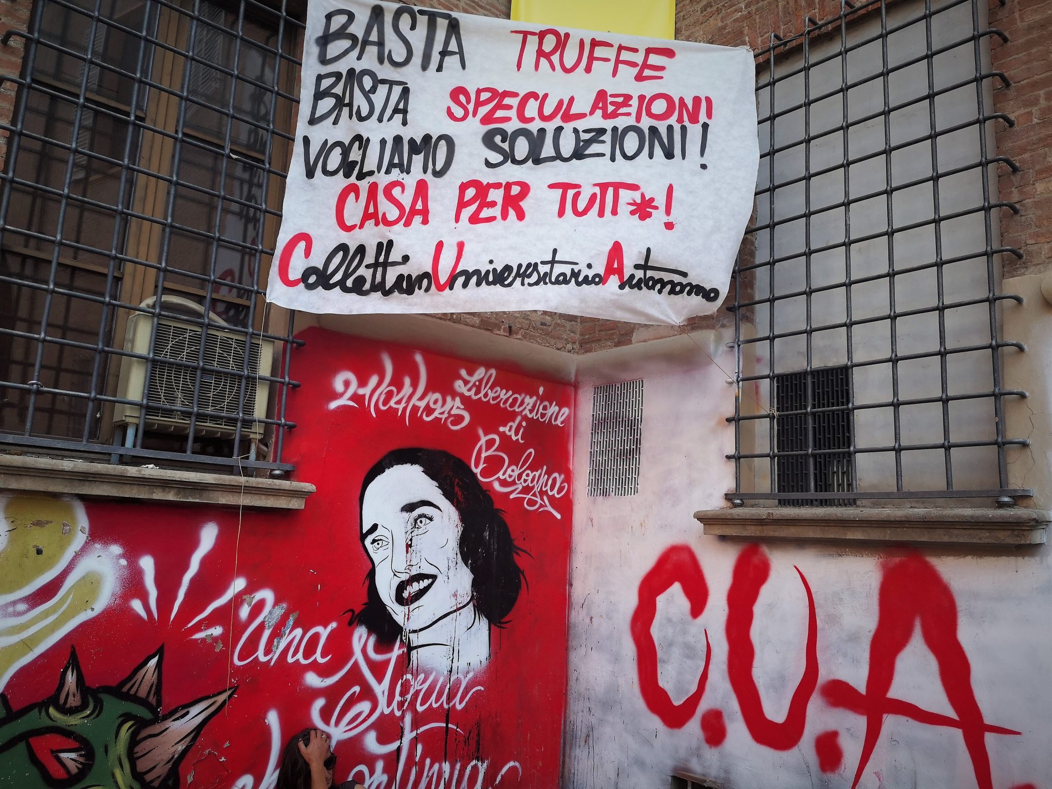Uno striscione del Collettivo Universitario Autonomo sulle residenze universitarie, cruccio degli studenti fuori sede