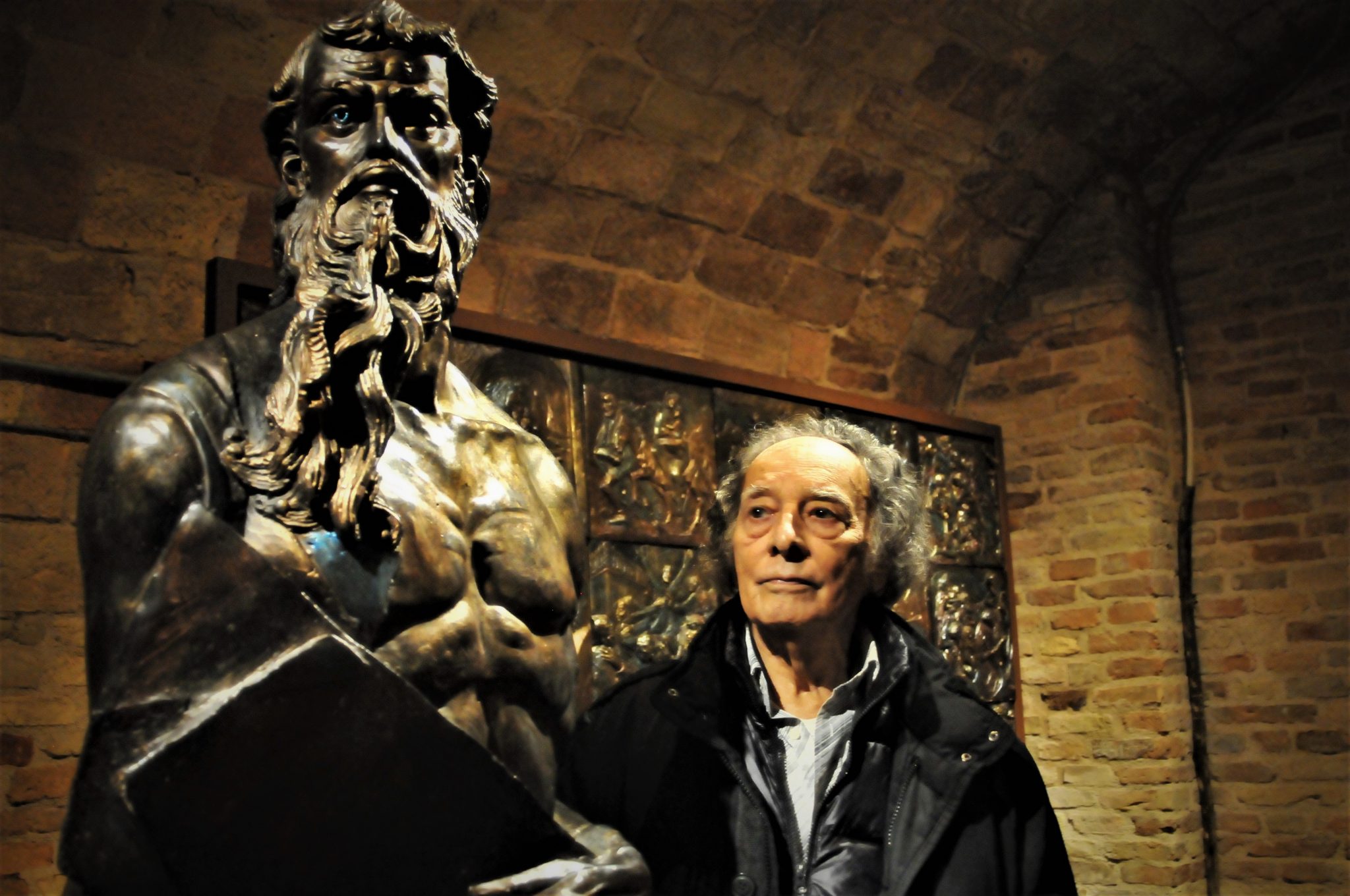 Sergio Tapia Radic con una sua scultura.