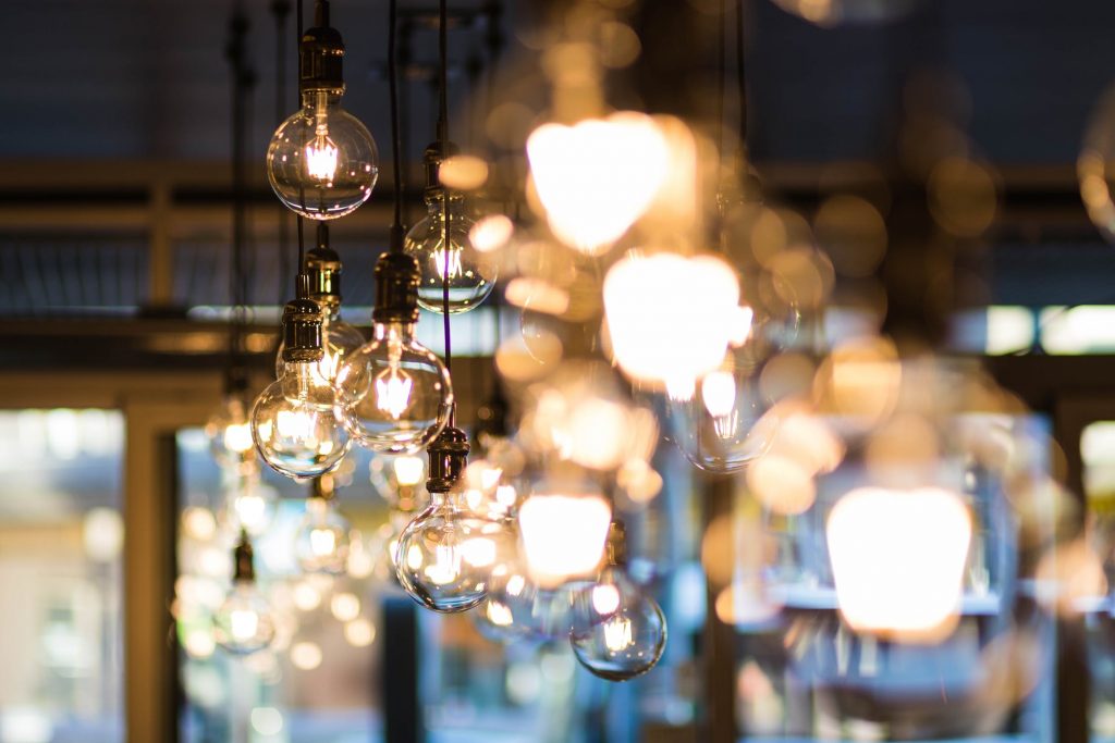 Lampadine accese: nell'epoca dell'innovazione, le idee fanno forse troppa luce.