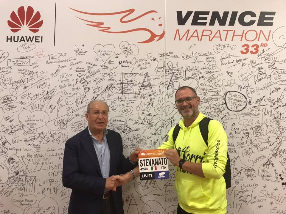 Fabrizio Stevanato, sopravvissuto al cancro al pancreas, alla premiazione della Maratona di Venezia.