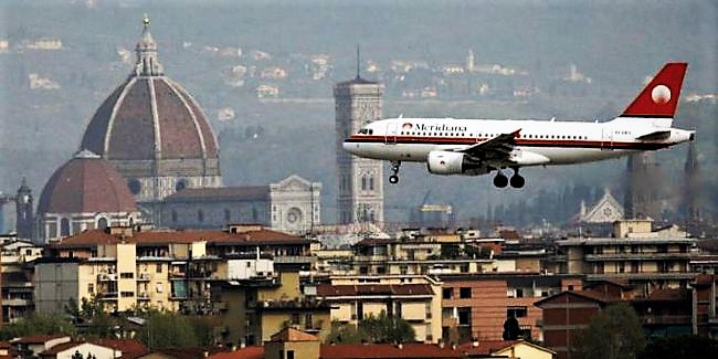 Un aereo sorvola Firenze, destinato all'aeroporto di Peretola.